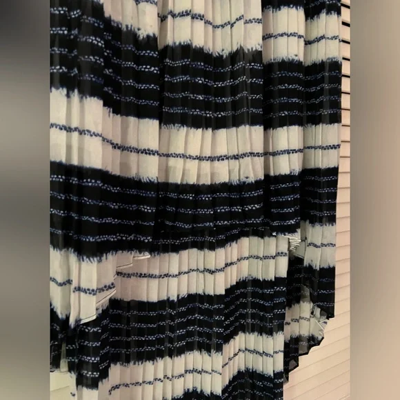 NWOT - Michael Kors High/Low Elastic Waist, Pleated Skirt (Navy/White) - Size M - Picture 2 of 5